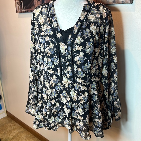 NWT beautiful flowing blouse - Picture 1 of 9